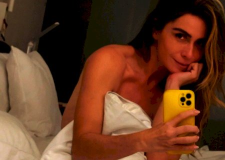 Giovanna Antonelli posa nua e usa travesseiro para cobrir as partes íntimas