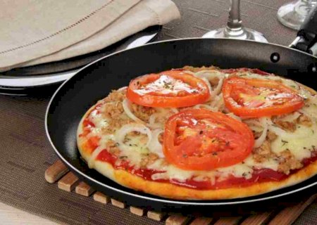 Sem ideia para o jantar? Aprenda a fazer uma pizza fácil e saborosa que não vai ao forno